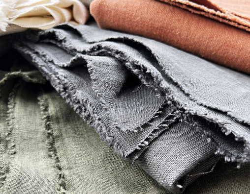 Naturalne tkaniny lniane w Sklep Antex: przewiewne i trwałe. Len ubraniowy, pościelowy, dekoracyjny i z bawełną – idealny do sukienek i zasłon.
