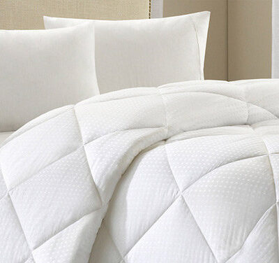 Kołdry i poduszki do sypialni – komfort na każdą porę roku