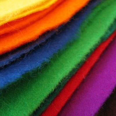 Sukno konferencyjne i obiciowe – tkanina sukno do stołów i dekoracji