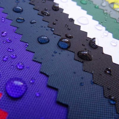 Tkaniny wodoodporne – materiał na pokrowce, poduchy i ogrodowe aranżacje