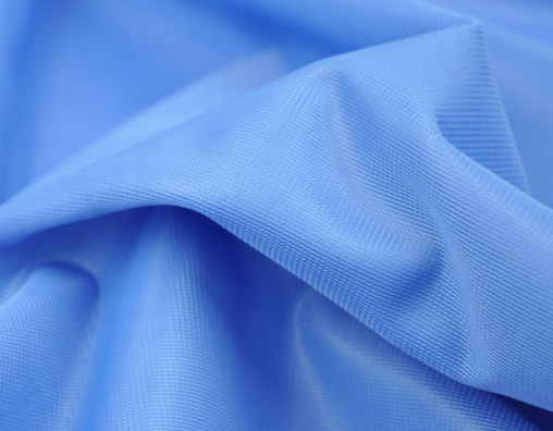 Dederon – lekka tkanina flagowa i użytkowa